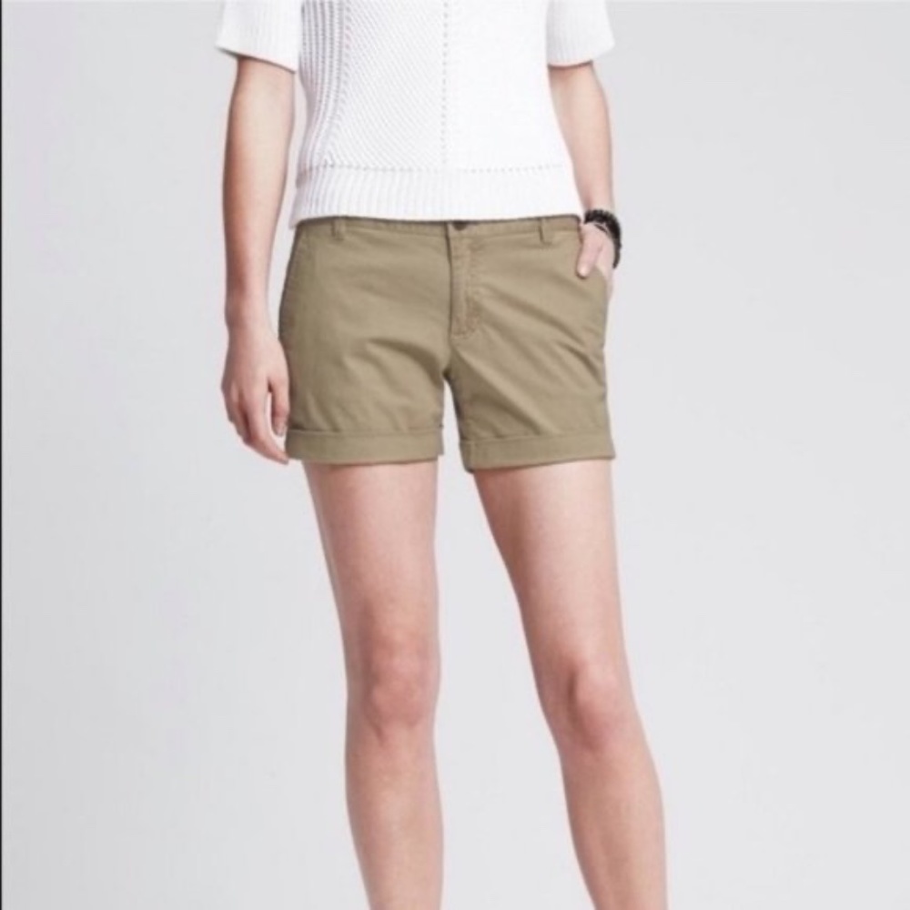 Banana Republic flat front "City Chino" cuffed shorts, size 4, NWOT